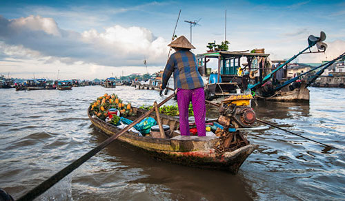 A small boat of local selling juice and light breakfast at Cai Rang floating market