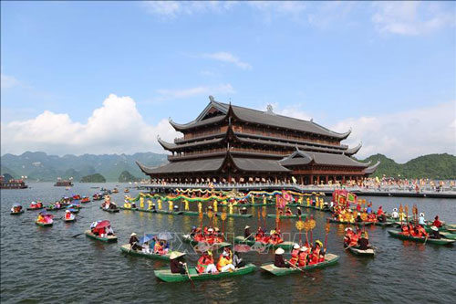 Birth-Ceremony-of-Lord-Buddha---Tam-Chuc-pagoda-lake