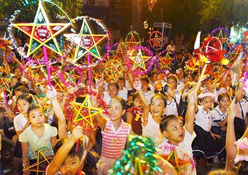 Eager and cheerful atmosphere during the children's light procession in the Mid-Autumn Festival