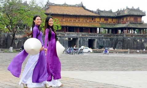 Girls walk gracefully in the Hue traditional Ao dai