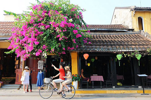 Leisurely riding on your bike to enjoy the rhythm of Hoi An Ancient Town