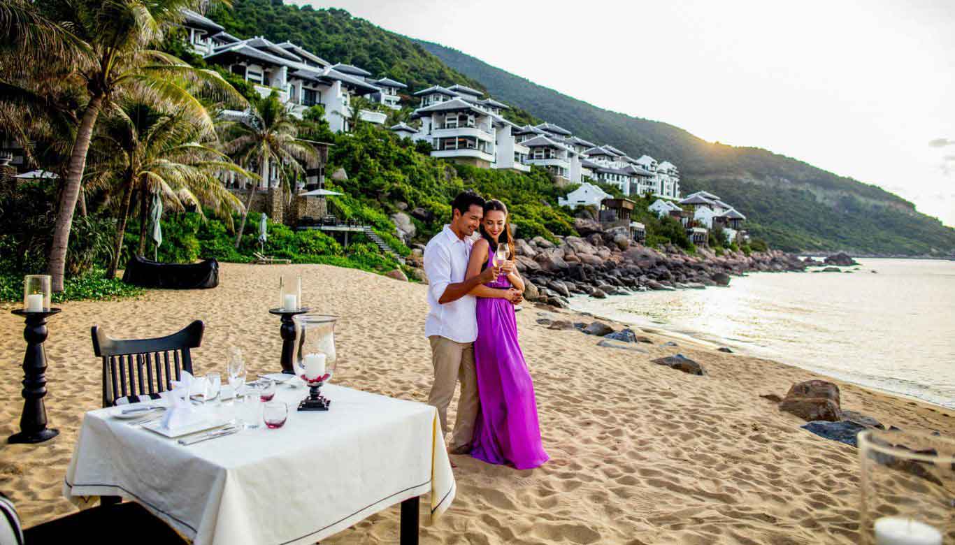 Private_dinner_on_the_beach_-_Couple-honeymoon-package