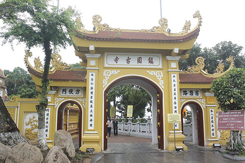 The main gate has the traditional architecture of Mahayana Buddhism