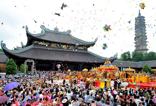 Thousands of people go on a pilgrimage to Perfume Pagoda Festival