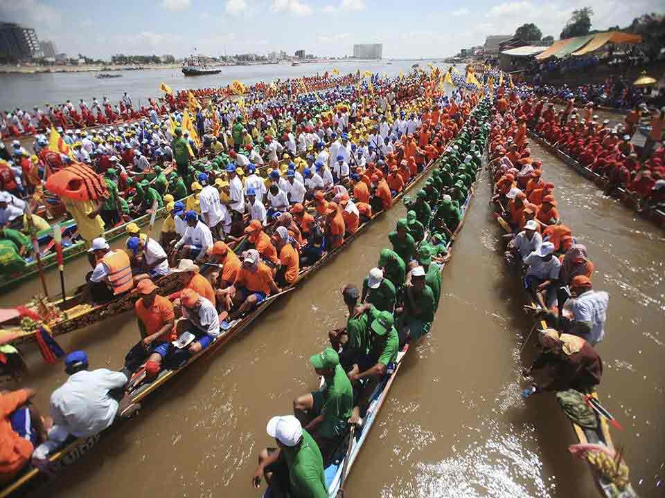 Boat racing on Tone Sap