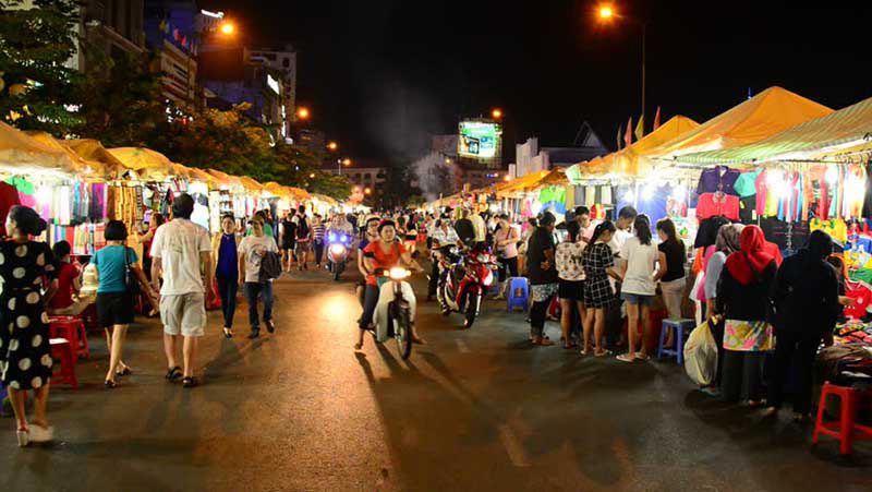 Crowded Ben Thanh Night Market