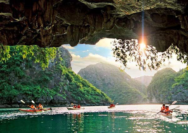 Seeing from outside, Luon cave looks like a giant bowl that is turned down to the sea surface.