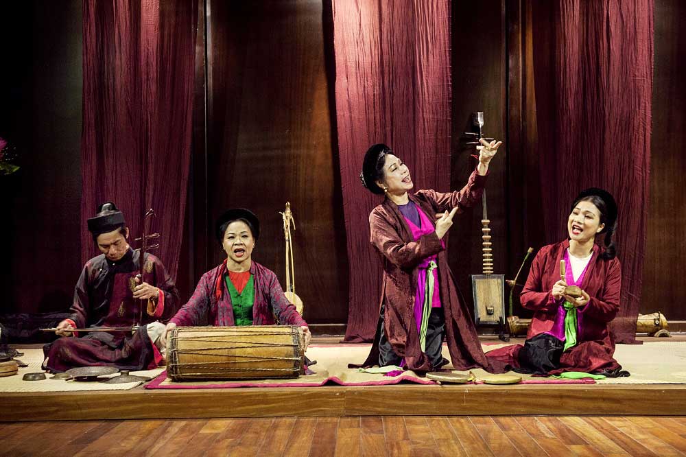 performance-show-hanoi-old-quarter-night-market