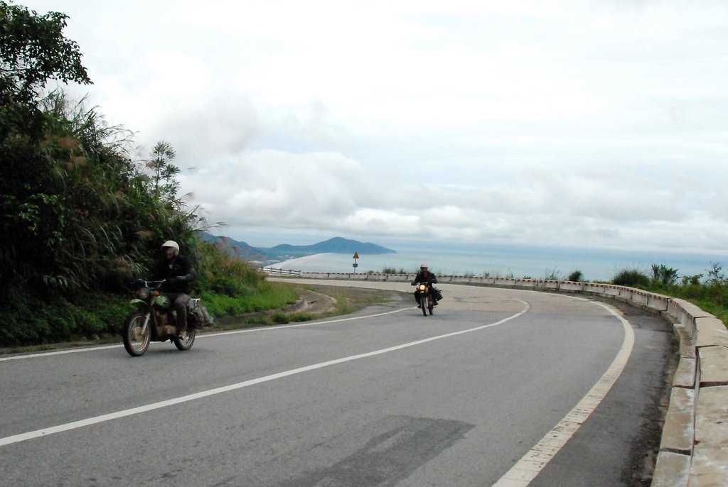 road_to_bana_hill_the_golden_bridge_Vietnam