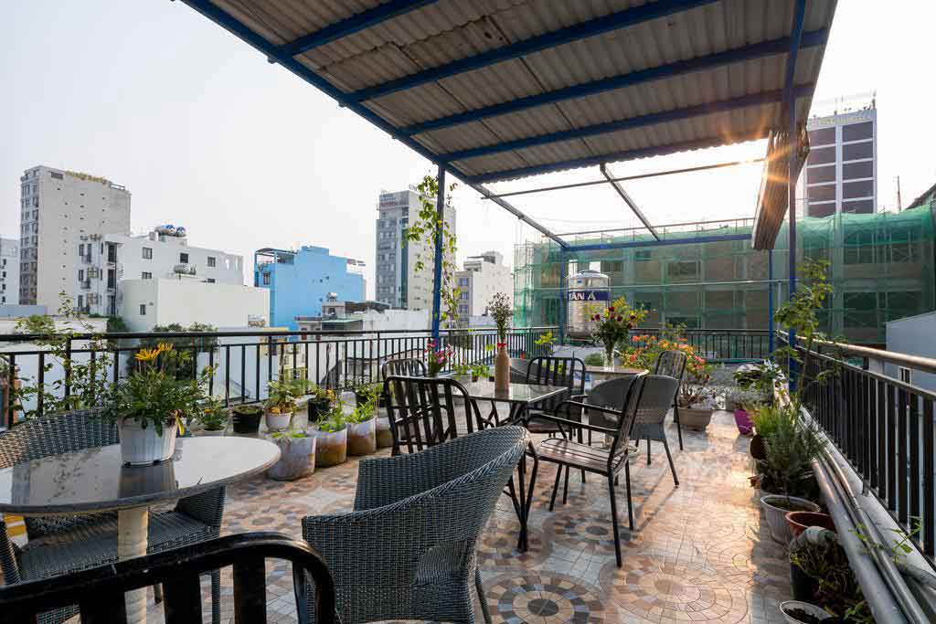 Everyone can enjoy the rooftop garden with a space to relax, a great place for the whole group to organize a BBQ.