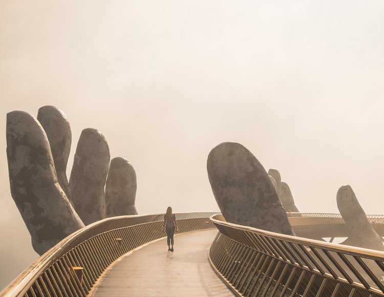 the_golden_bridge_in_Vietnam_in_early_morning