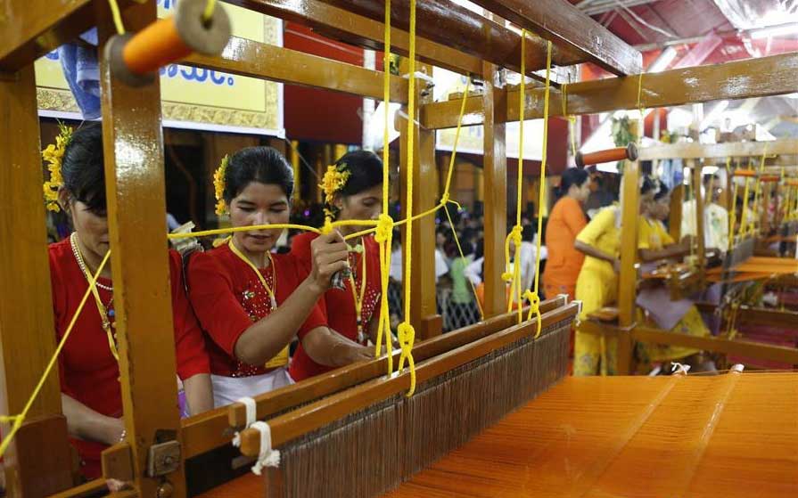 weaving_contest_in_myanmar