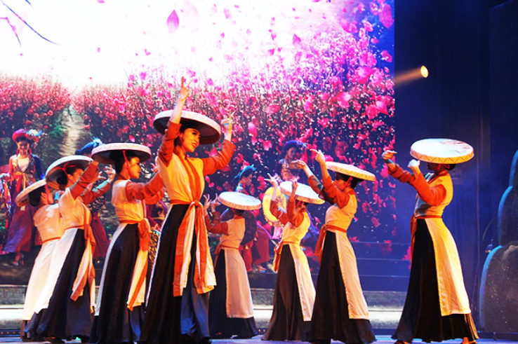 Cultural Etiquette & Audience Participation