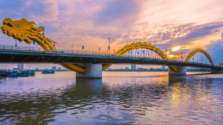Dragon Bridge - A Fire-Breathing Spectacle Over the Han River