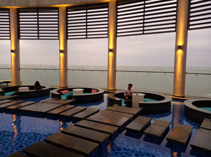 Horizon Bar - View from the Sky