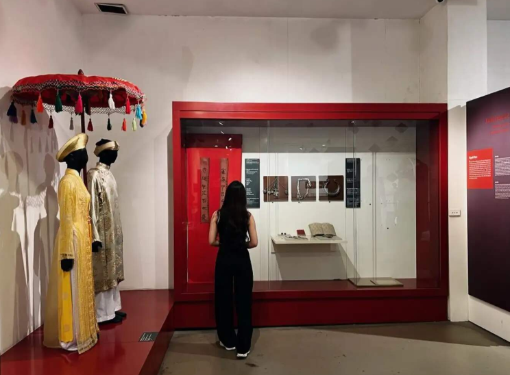 Traditional fashion and cultural artifacts