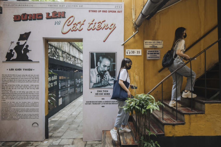 Guided Tours vs. Self-Exploration
