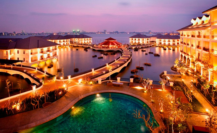 Budget, Mid-Range, and Luxury Accommodation Options