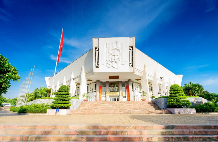 Symbolic architecture and meaningful exhibits