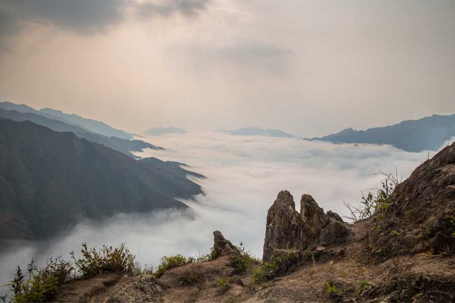 Cloud Hunting at ta Xua peak