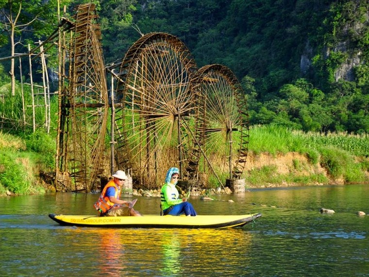 Kayaking in Pu Luong