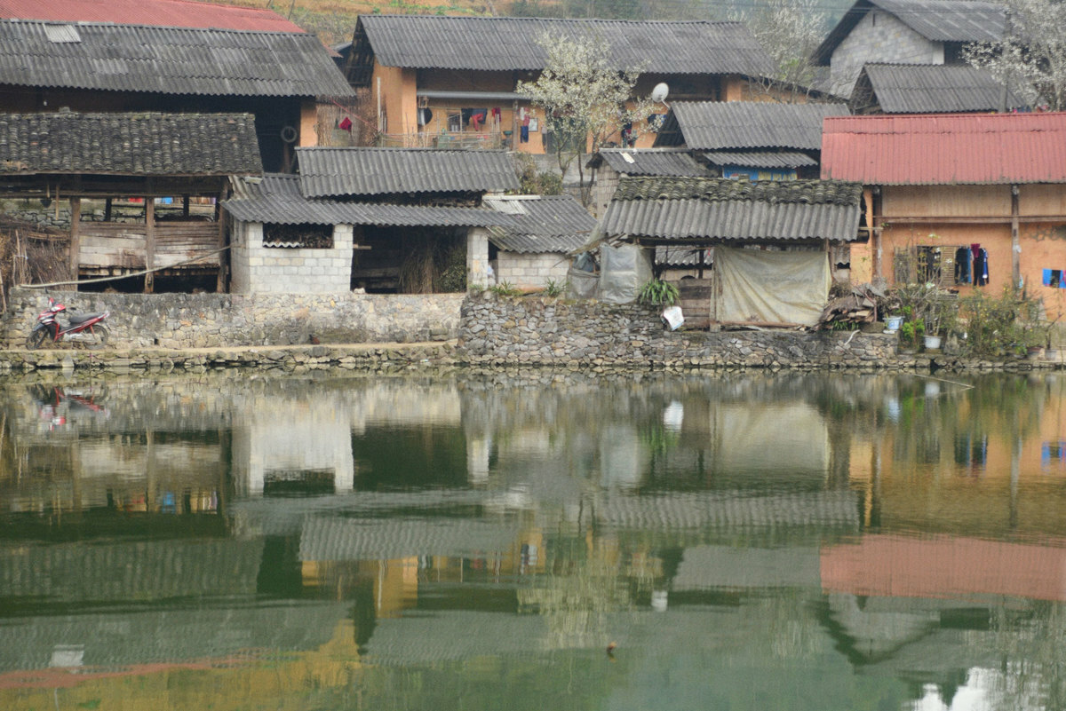 Pho Bang town by river