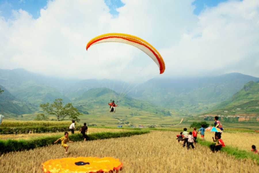 Paragliding-Over-the-Terraces