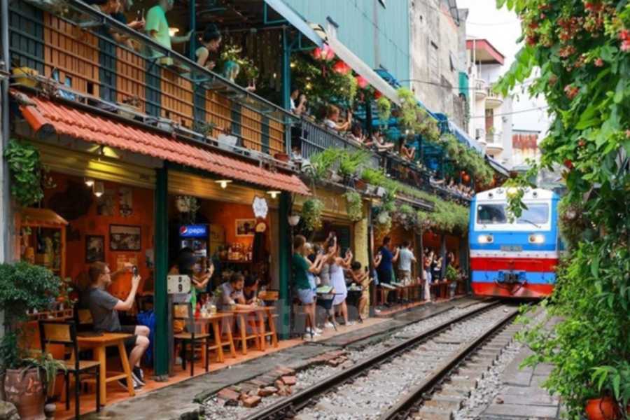 Visit-Train-Street-Hanoi