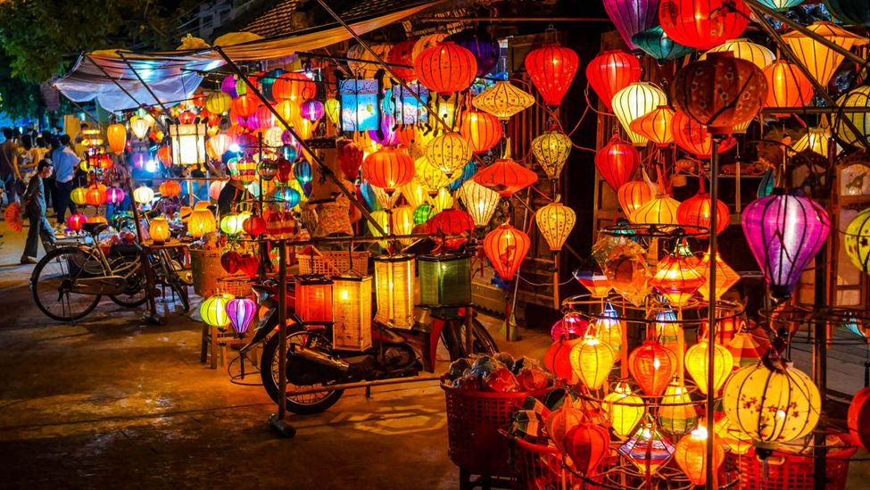 Hoi An Night Market on Nguyen Hoang Street